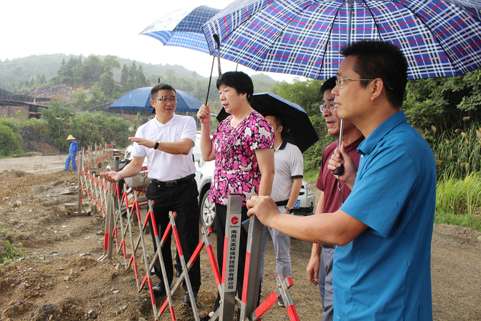 龍南縣委書記繆蘭英視察我司臨塘稀土礦山尾水收集處理站建設(shè)項(xiàng)目